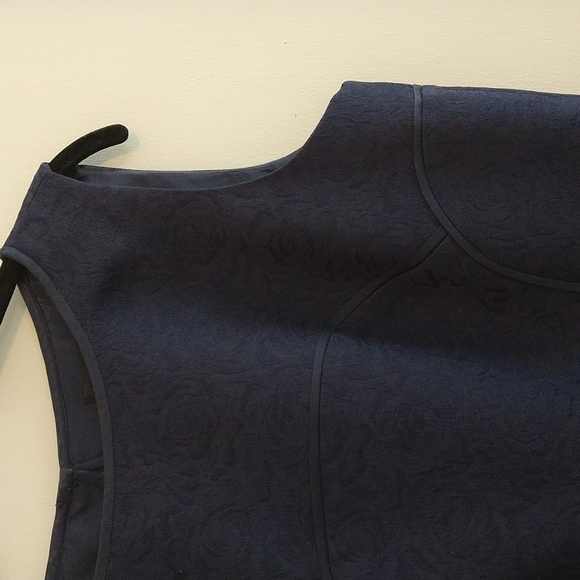 Stunning Navy Tahari Sleeveless Fitted Dress - Picture 2 of 9